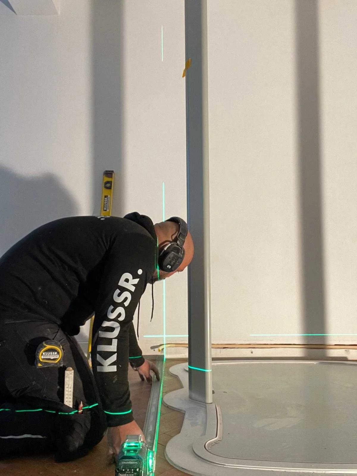 Vakman van KLUSSR. aan het werk met een laser